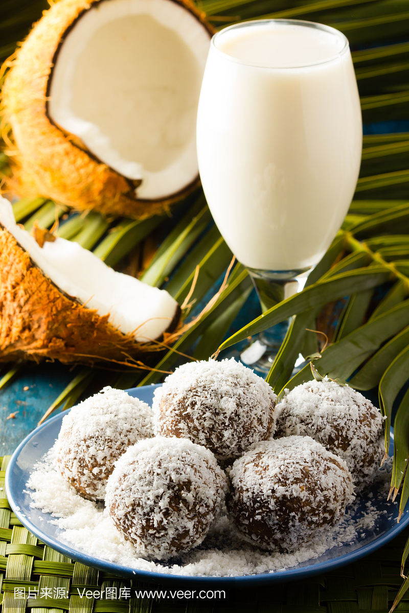椰子朗姆酒球,綠色棕櫚葉墊上的牛奶